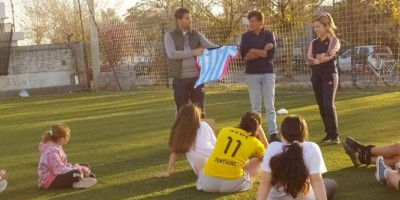 entrega de camisetas al equipo de fútbol femenino