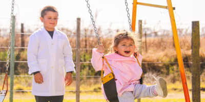 Chicos y chicas jugando 
